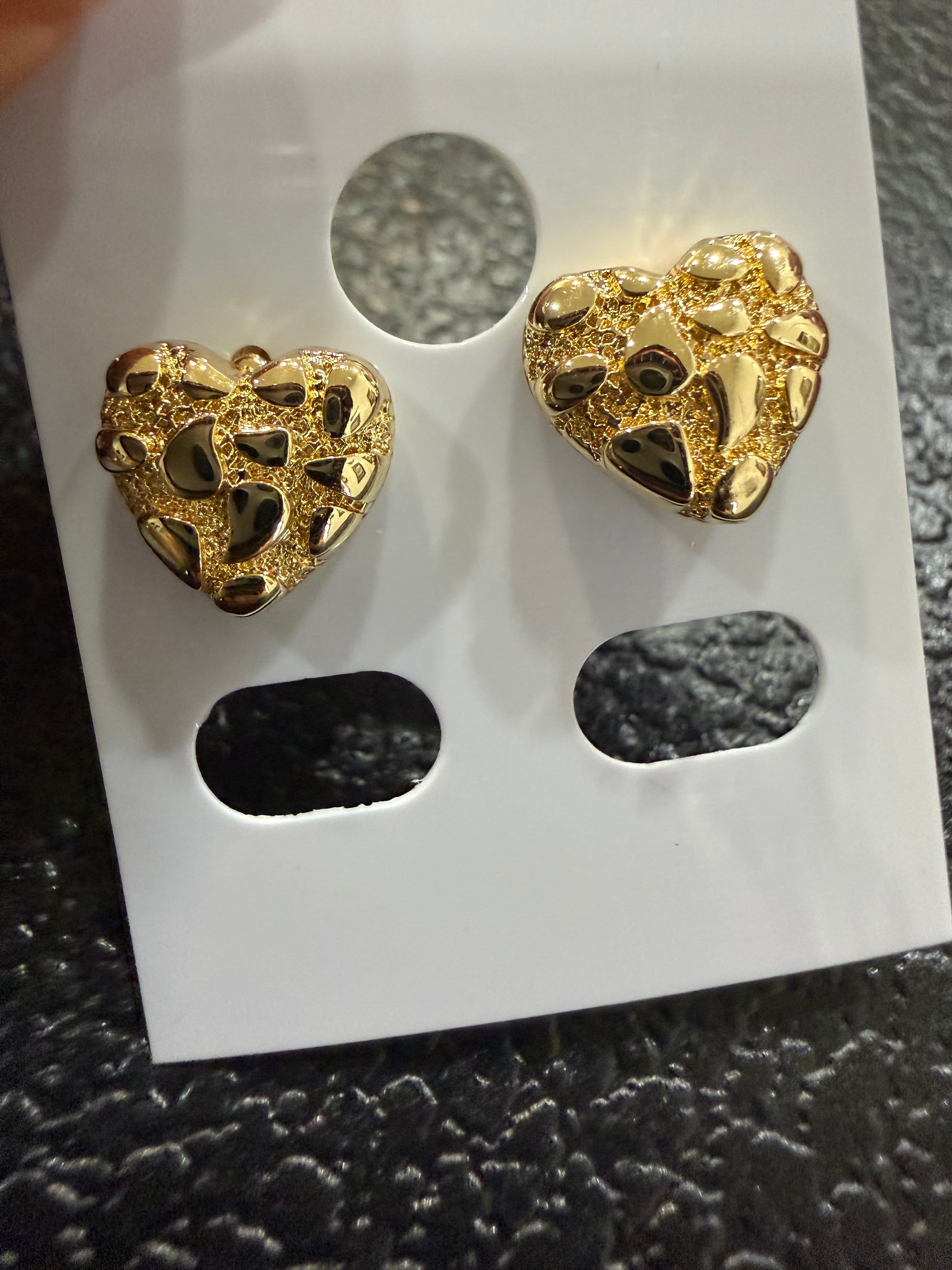 Mini heart nugget earring